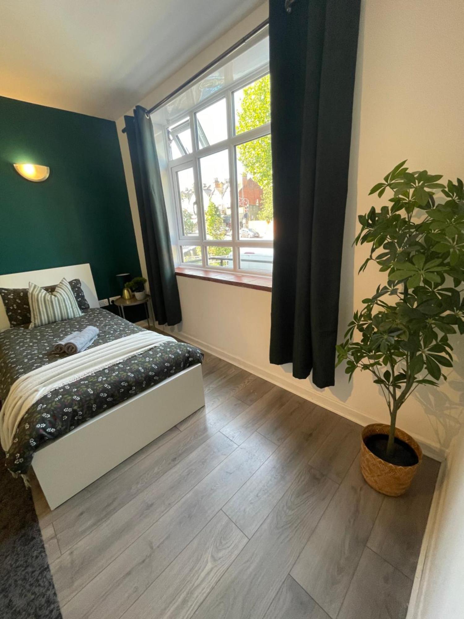 Willesden Green Rooms London Exterior photo